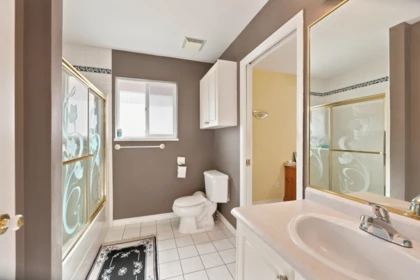 Entry Foyer Photo of 12587 60a Avenue, Surrey, BC