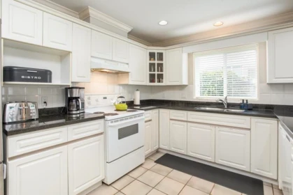 Kitchen Island Photo of 380 55a Street, Tsawwassen, BC