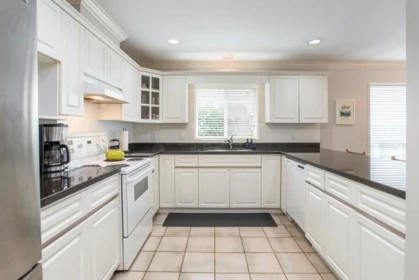 Kitchen Photo of 380 55a Street, Tsawwassen, BC