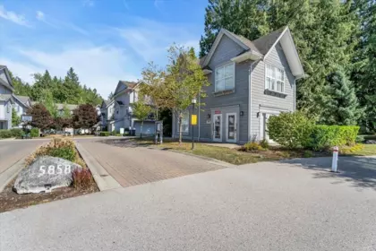 Hallway Photo of 51 5858 142 Street, Surrey, BC