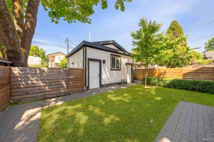 Front Yard Photo of 2 683 W 19th Avenue, Vancouver, BC
