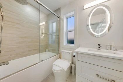 Hallway Photo of 2 683 W 19th Avenue, Vancouver, BC