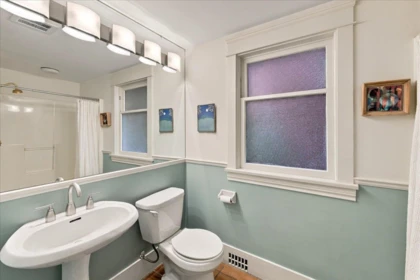 Laundry Room Photo of 706 W 24th Avenue, Vancouver, BC