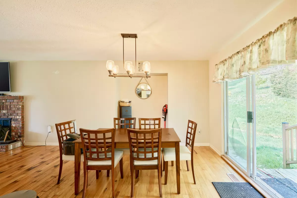 Breakfast Nook Photo of 31747 Viewcrest Avenue, Mission, BC