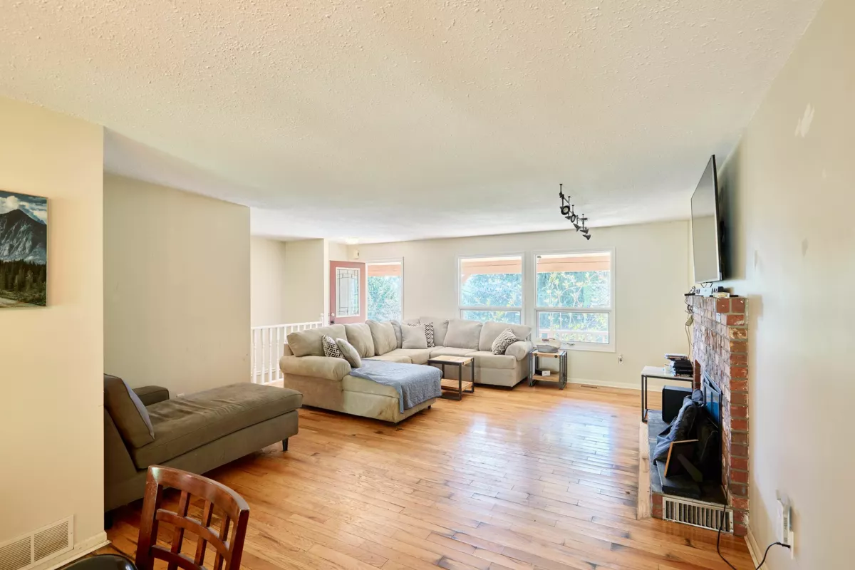 Kitchen Island Photo of 31747 Viewcrest Avenue, Mission, BC