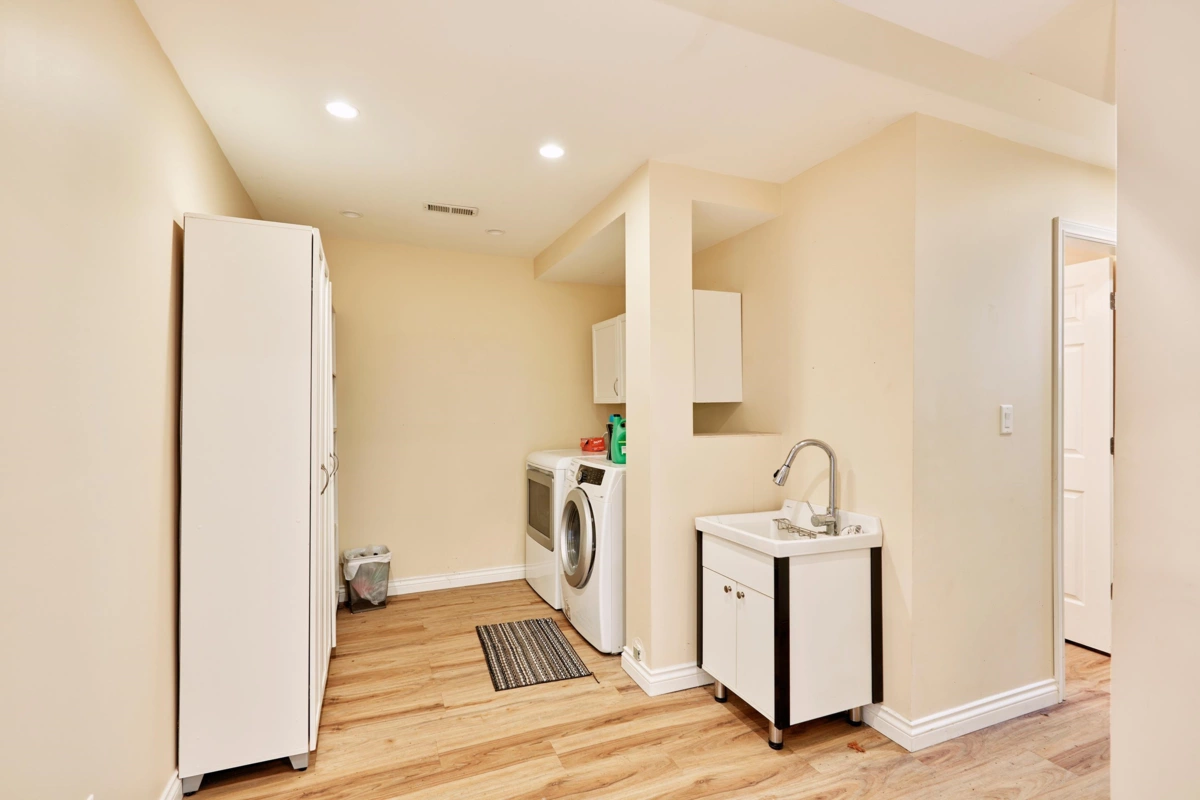 Laundry Room Photo of 31747 Viewcrest Avenue, Mission, BC
