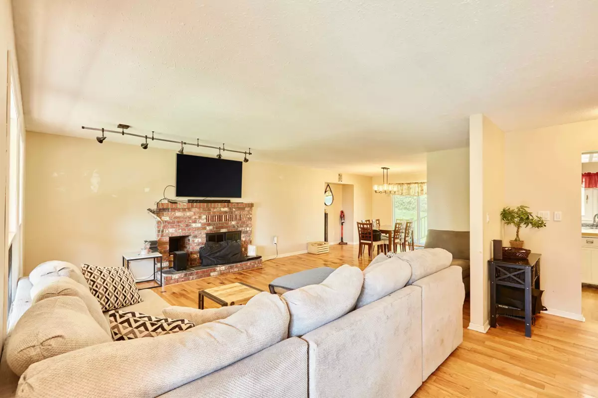 Living Room Photo of 31747 Viewcrest Avenue, Mission, BC