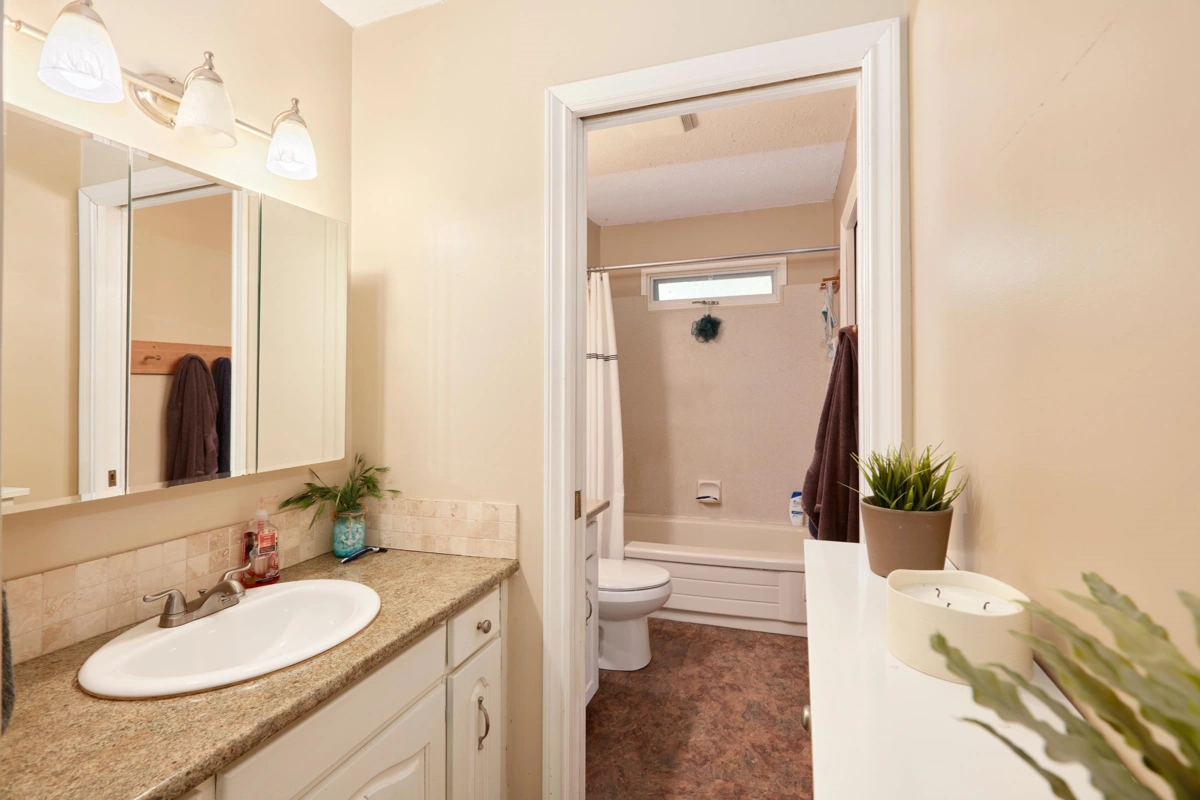 Walk-In Closet Photo of 31747 Viewcrest Avenue, Mission, BC