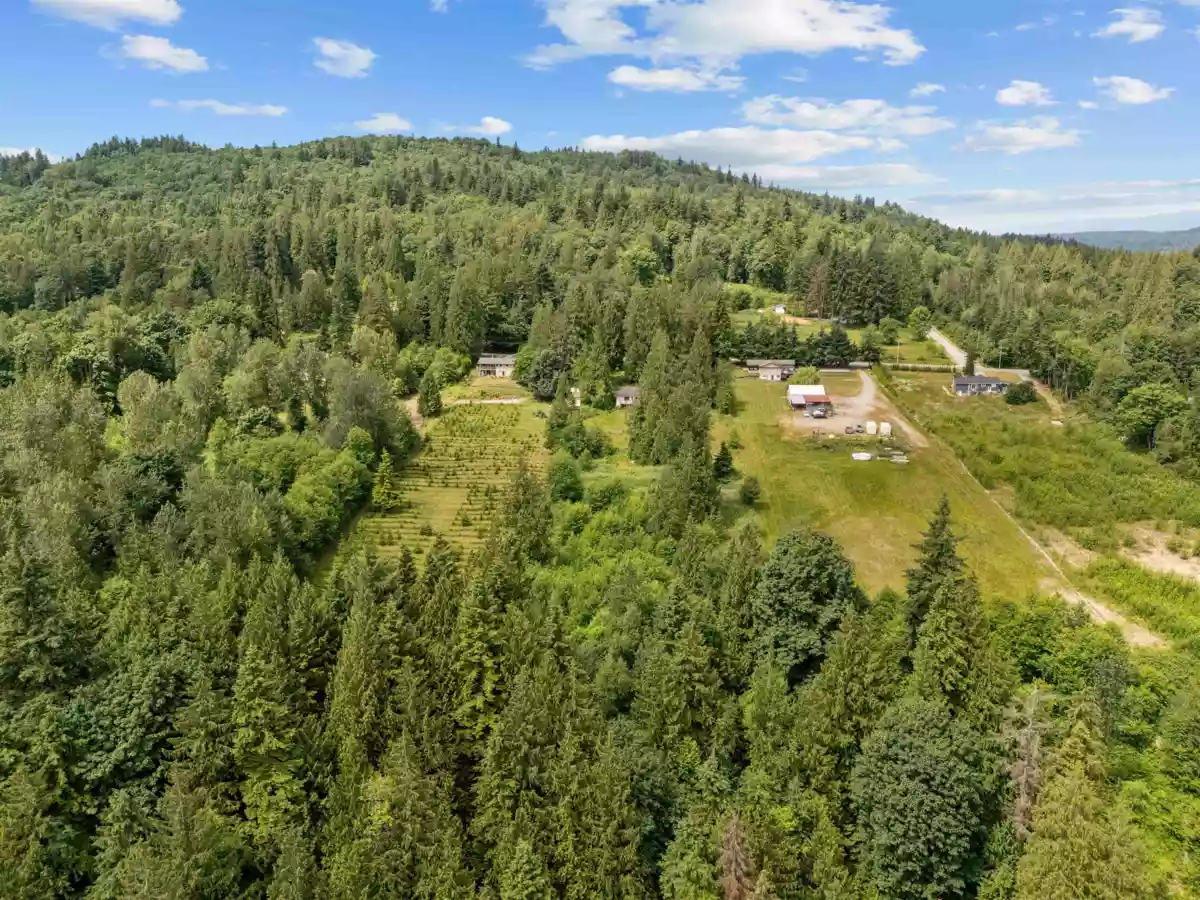 Kitchen Island Photo of 9338 Clay Street, Mission, BC
