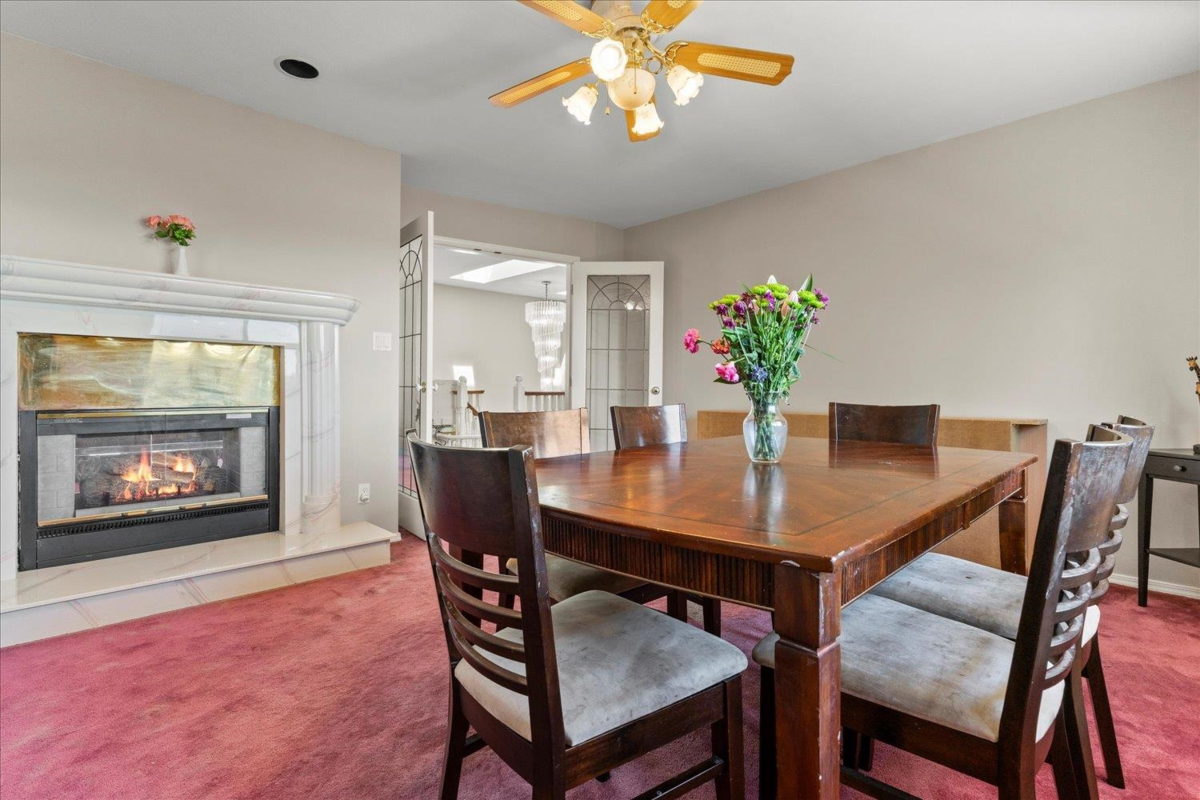 Living Room Photo of 32940 10 Avenue, Mission, BC