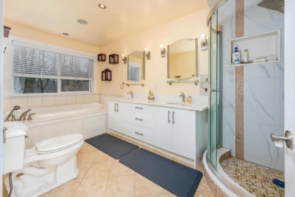Hallway Photo of 18089 94 Avenue, Surrey, BC
