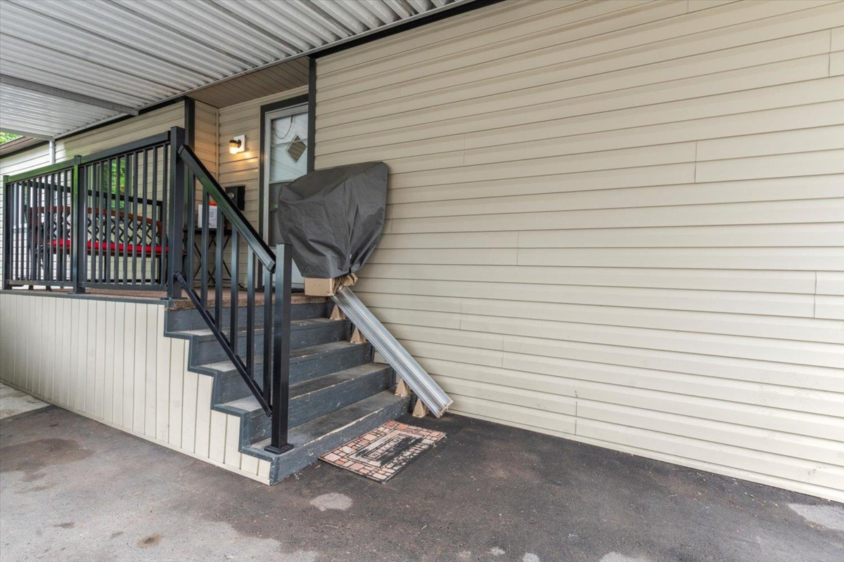 Dining Area Photo of 15 31313 Livingstone Avenue, Abbotsford, BC
