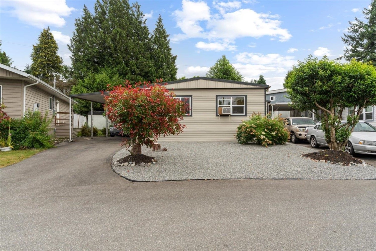 Family Room Photo of 15 31313 Livingstone Avenue, Abbotsford, BC