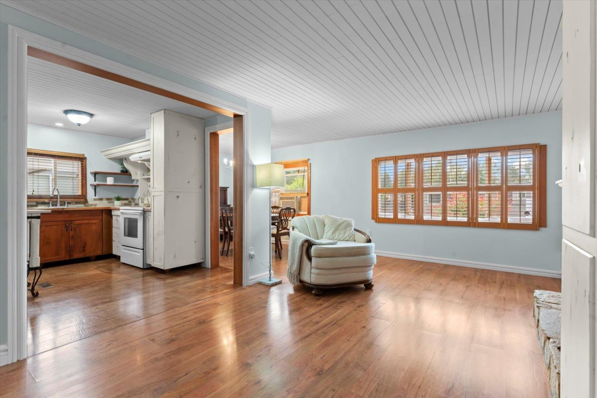 Kitchen Island Photo of 15 31313 Livingstone Avenue, Abbotsford, BC