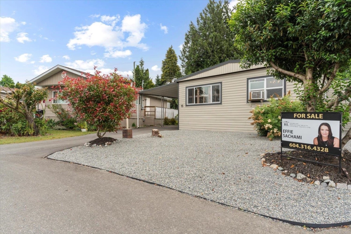 Living Room Photo of 15 31313 Livingstone Avenue, Abbotsford, BC