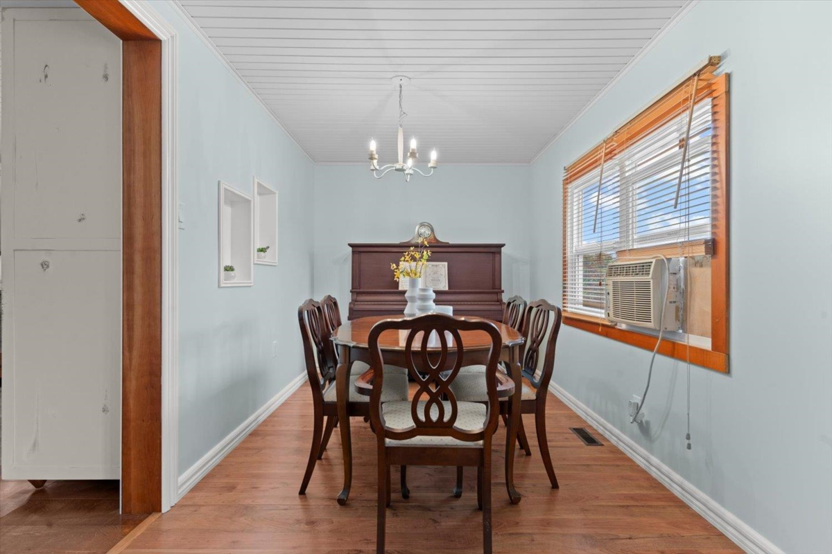 Walk-In Closet Photo of 15 31313 Livingstone Avenue, Abbotsford, BC