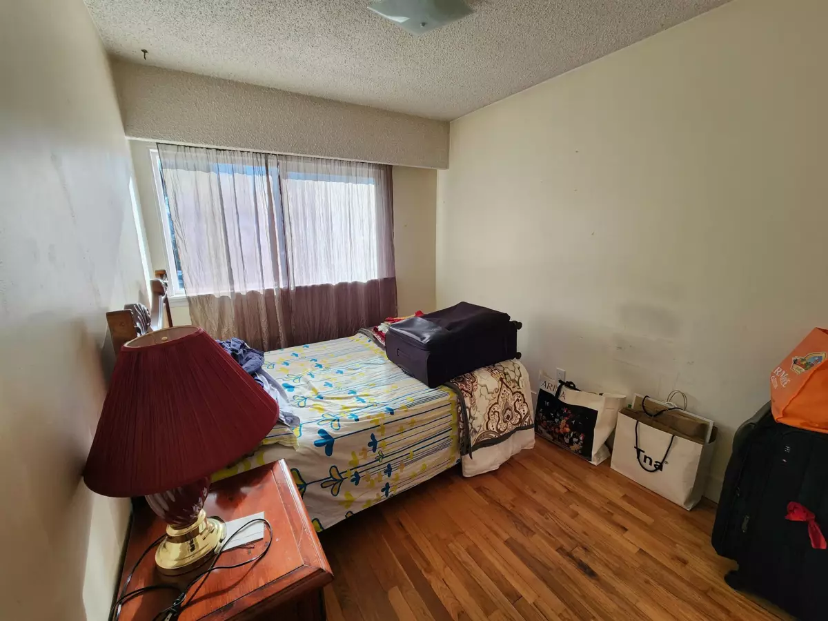 Kitchen Island Photo of 14361 Melrose Drive, Surrey, BC