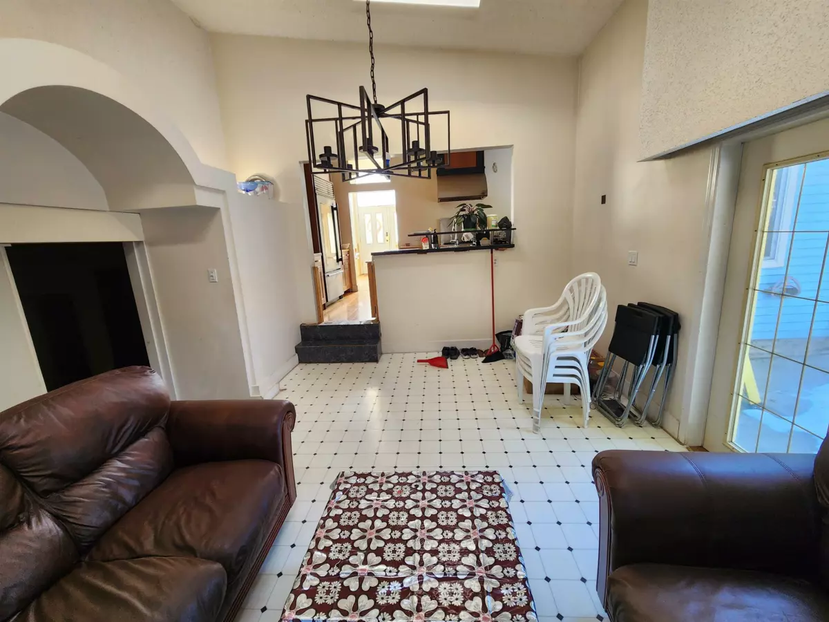 Kitchen Photo of 14361 Melrose Drive, Surrey, BC
