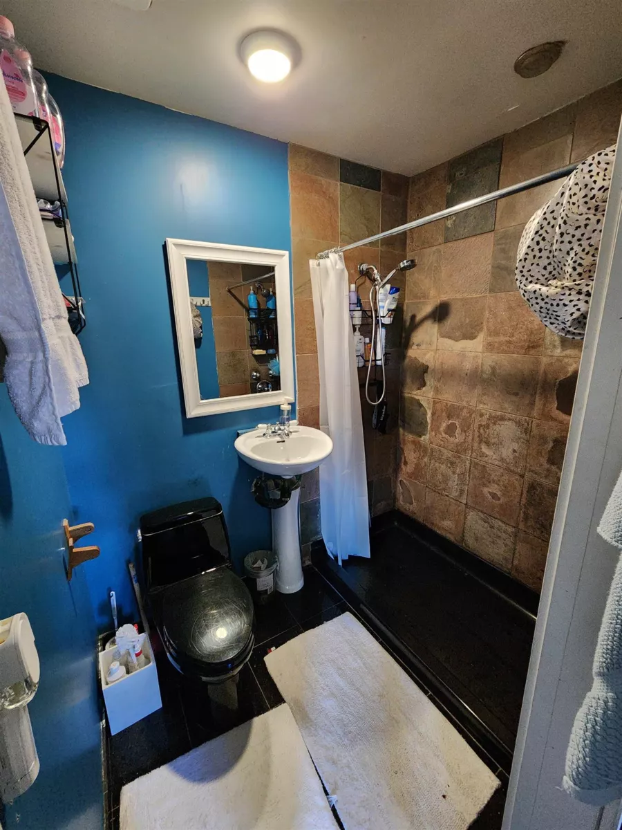 Primary Bathroom Photo of 14361 Melrose Drive, Surrey, BC