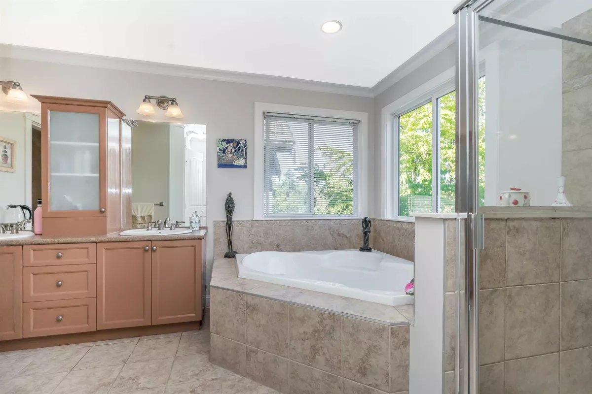 Laundry Room Photo of 11455 154a Street, Surrey, BC