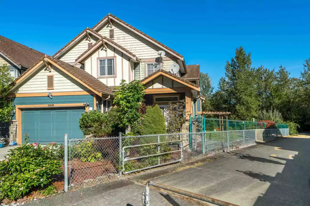 Living Room Photo of 11455 154a Street, Surrey, BC