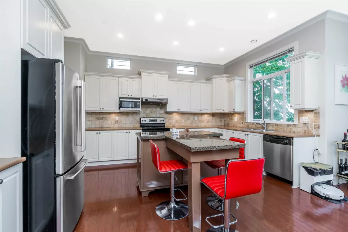 Walk-In Closet Photo of 11455 154a Street, Surrey, BC