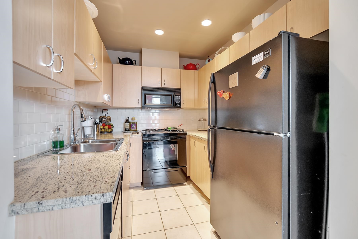 Walk-In Closet Photo of 1403 120 W 16th Street, North Vancouver, BC