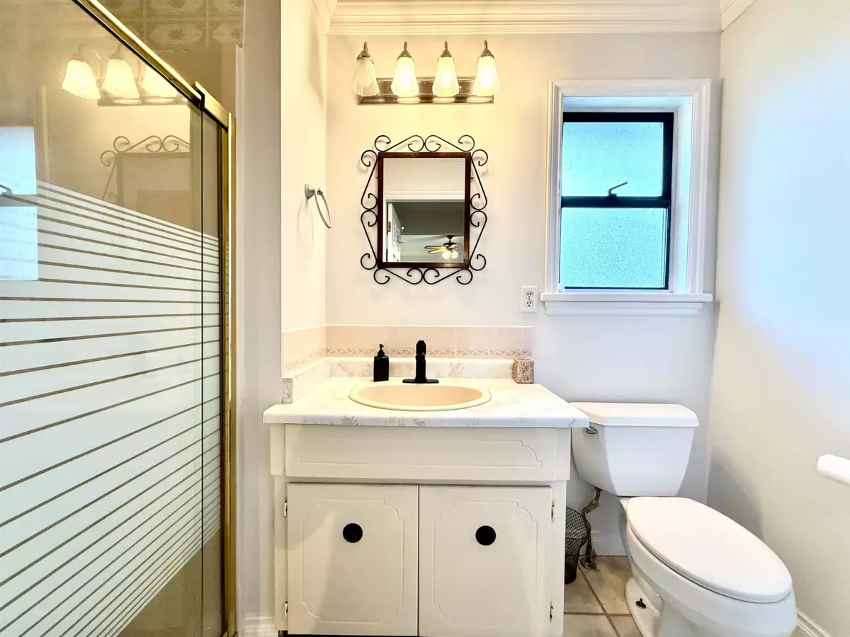 Guest Bathroom Photo of 47600 Mountain Park Drive, Chilliwack, BC