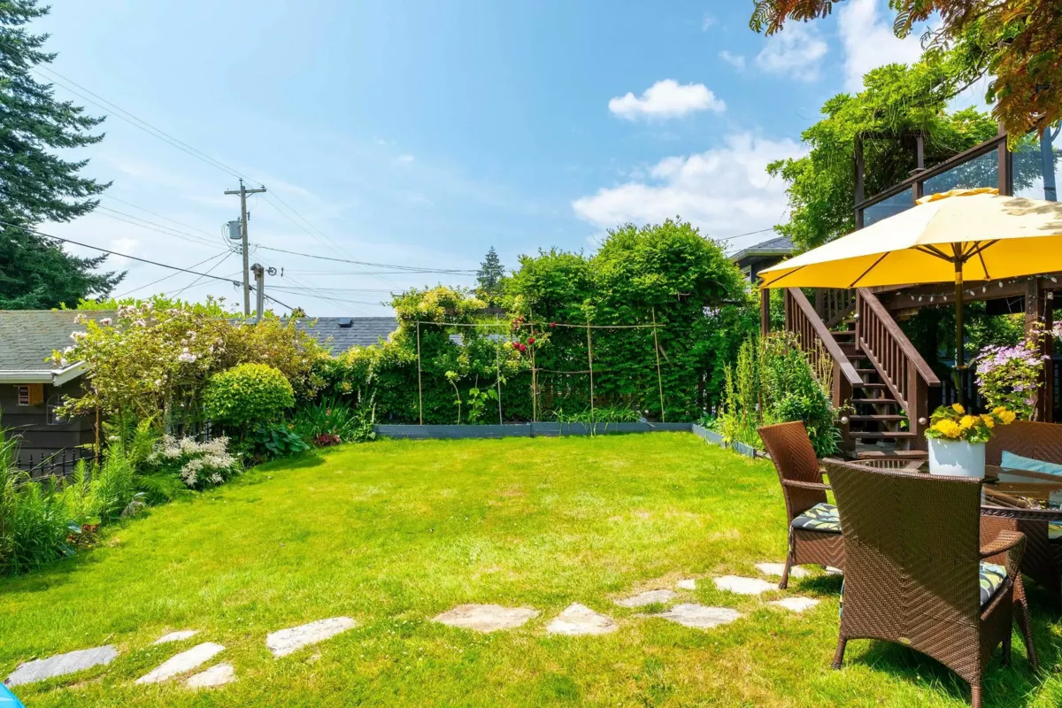 Front Yard Photo of 445 W 26th Street, North Vancouver, BC
