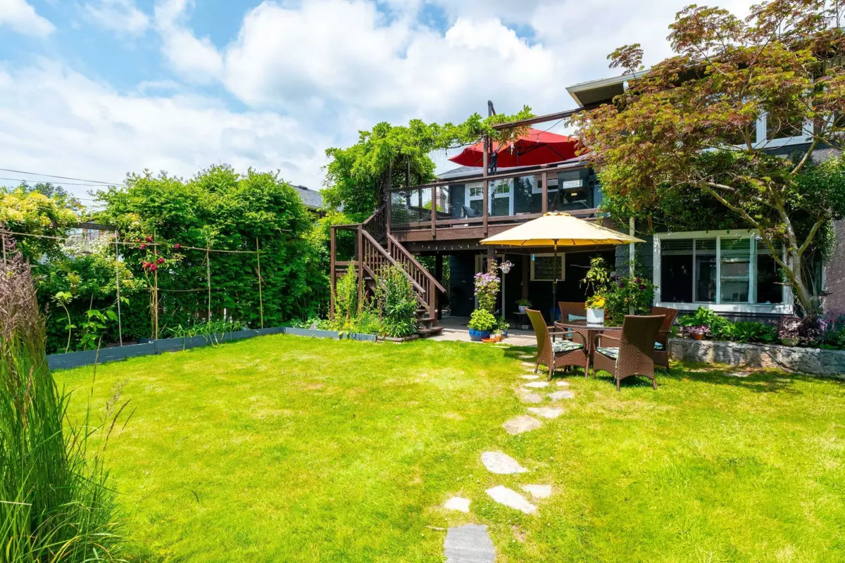 Garden / Landscaping Photo of 445 W 26th Street, North Vancouver, BC