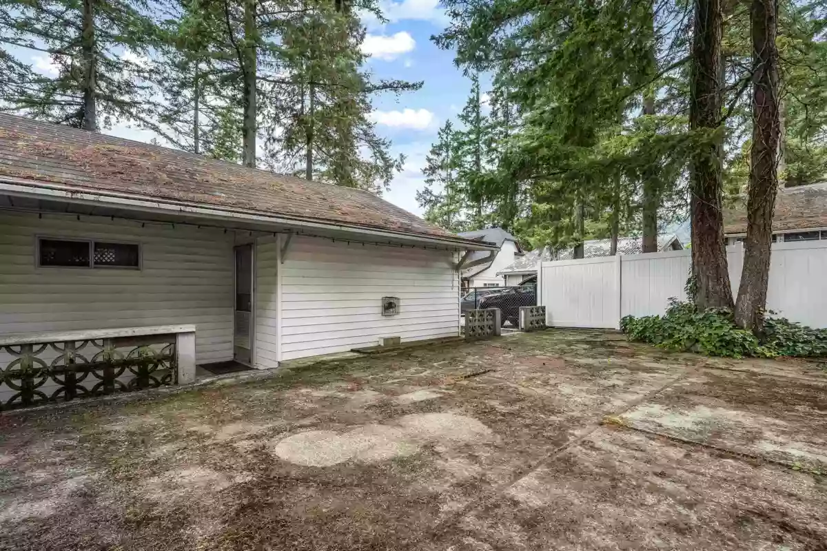 Hallway Photo of 363 Pine Street, Cultus Lake, BC