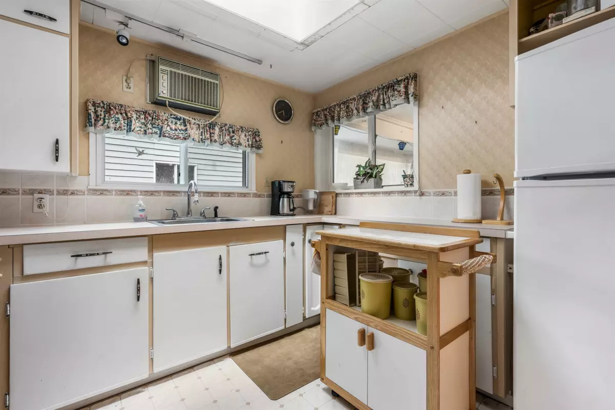 Walk-In Closet Photo of 363 Pine Street, Cultus Lake, BC