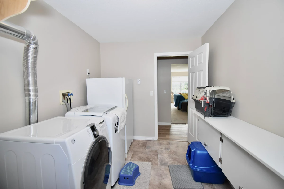 Breakfast Nook Photo of 8086 Dogwood Drive, Halfmoon Bay, BC