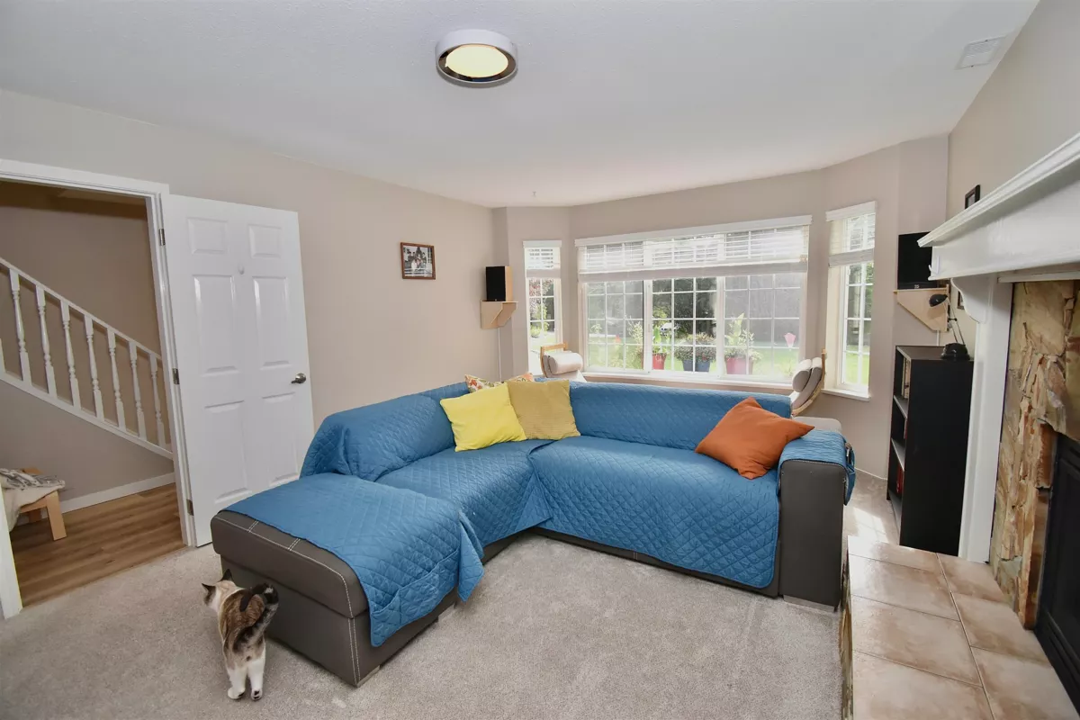 Dining Area Photo of 8086 Dogwood Drive, Halfmoon Bay, BC