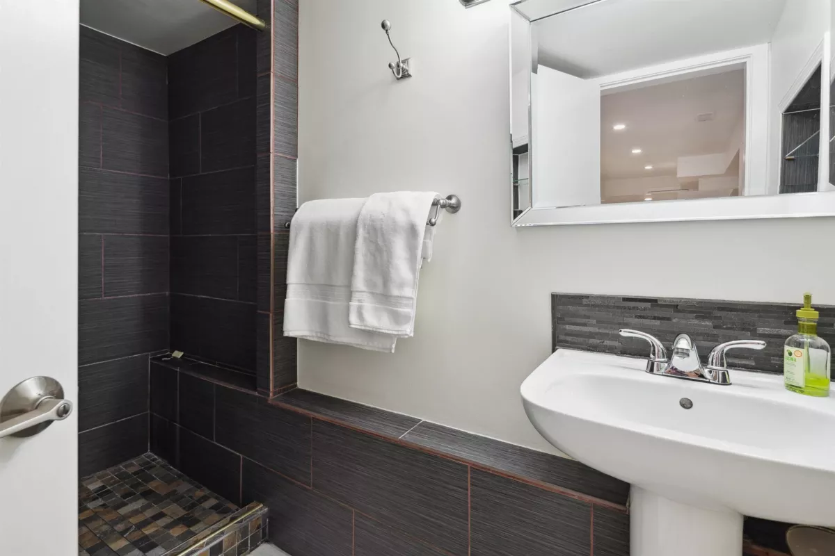 Primary Bathroom Photo of 4190 W 11th Avenue, Vancouver, BC