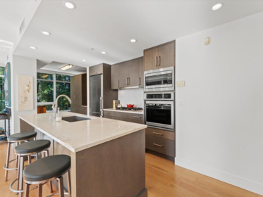 302 15152 Russell Avenue, White Rock, BC, White Rock — Apartment/Condo for sale