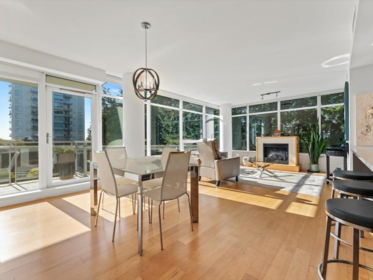 302 15152 Russell Avenue, White Rock, BC, White Rock — Apartment/Condo for sale
