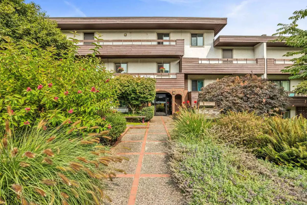 Entry Foyer Photo of 207 2025 W 2nd Avenue, Vancouver, BC
