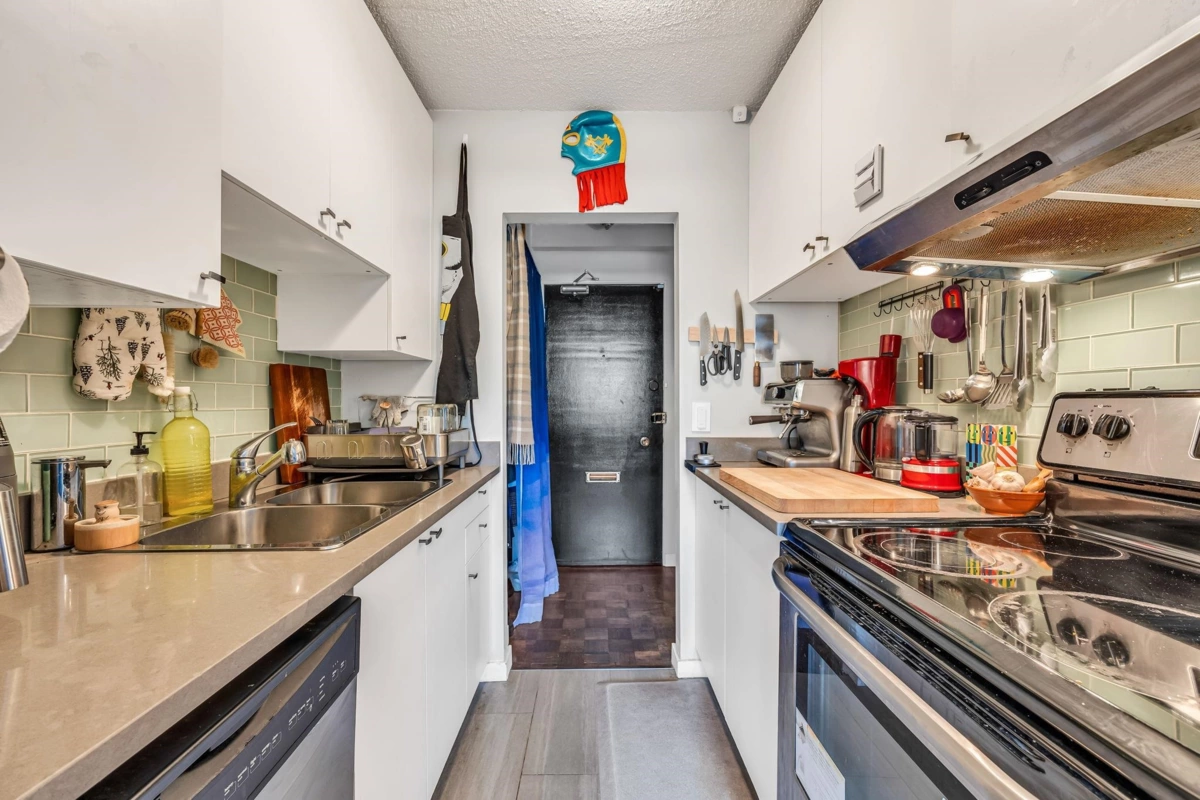 Kitchen Photo of 207 2025 W 2nd Avenue, Vancouver, BC