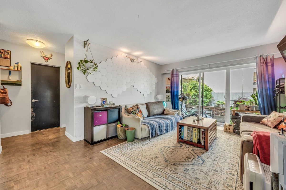 Living Room Photo of 207 2025 W 2nd Avenue, Vancouver, BC