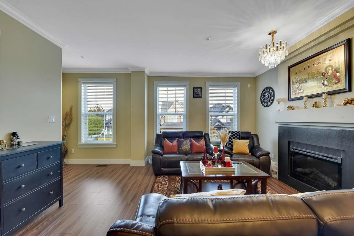 Kitchen Island Photo of 21136 80a Avenue, Langley, BC