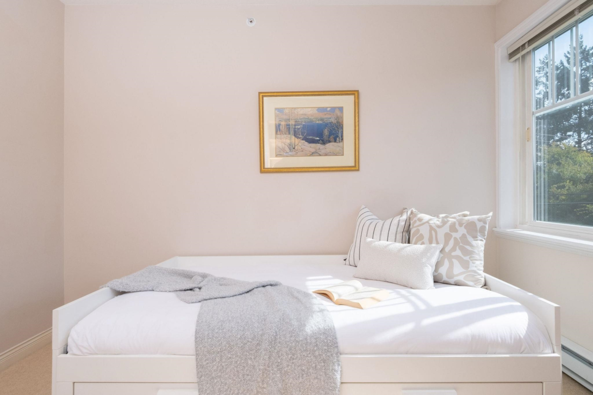 Hallway Photo of 651 St. Andrews Avenue, North Vancouver, BC