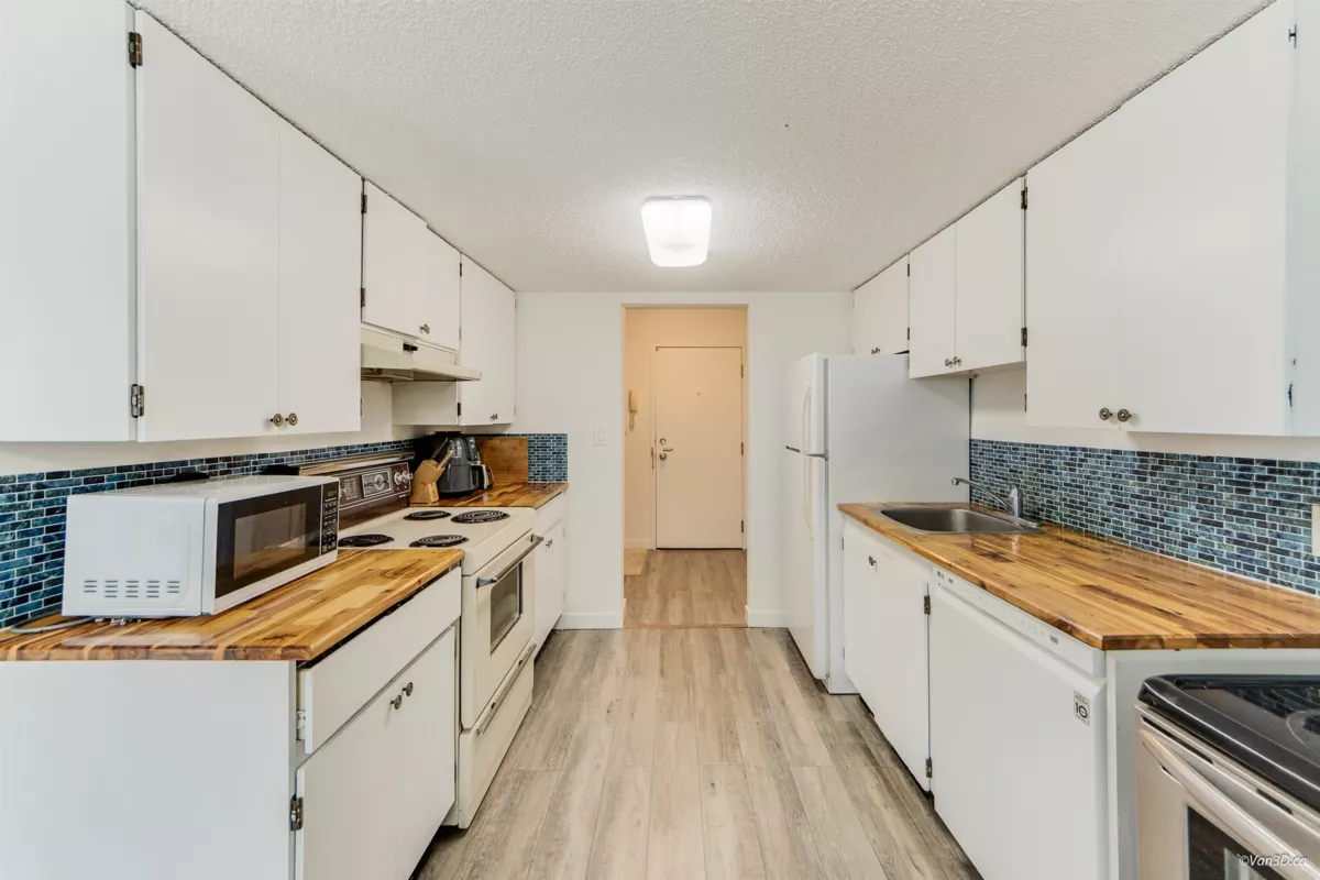 Kitchen Photo of 203 7162 133a Street, Surrey, BC