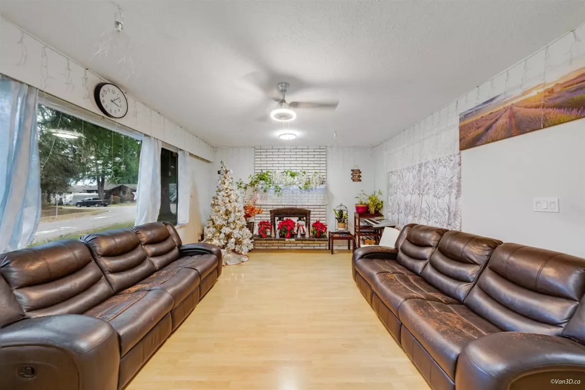 Family Room Photo of 14436 102b Avenue, Surrey, BC