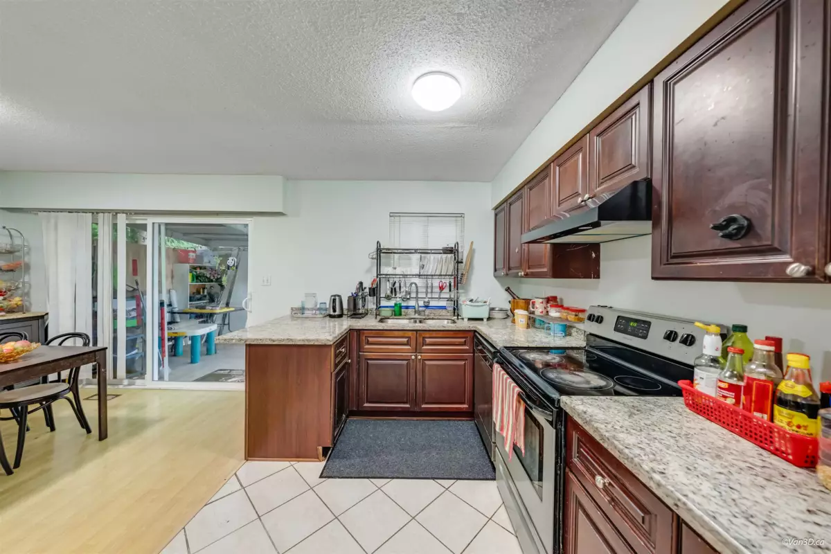Kitchen Photo of 14436 102b Avenue, Surrey, BC