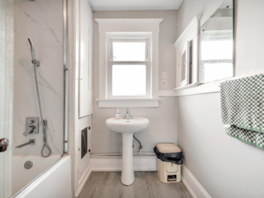 Guest Bathroom Photo of 482 W 17th Avenue, Vancouver, BC