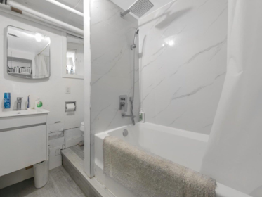 Hot Tub / Spa Photo of 482 W 17th Avenue, Vancouver, BC