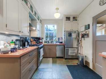 Kitchen Photo of 482 W 17th Avenue, Vancouver, BC