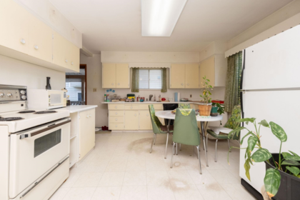 Kitchen Island Photo of 13817 Berg Road, Surrey, BC