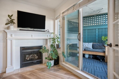 Entry Foyer Photo of 305 688 E 16th Avenue, Vancouver, BC